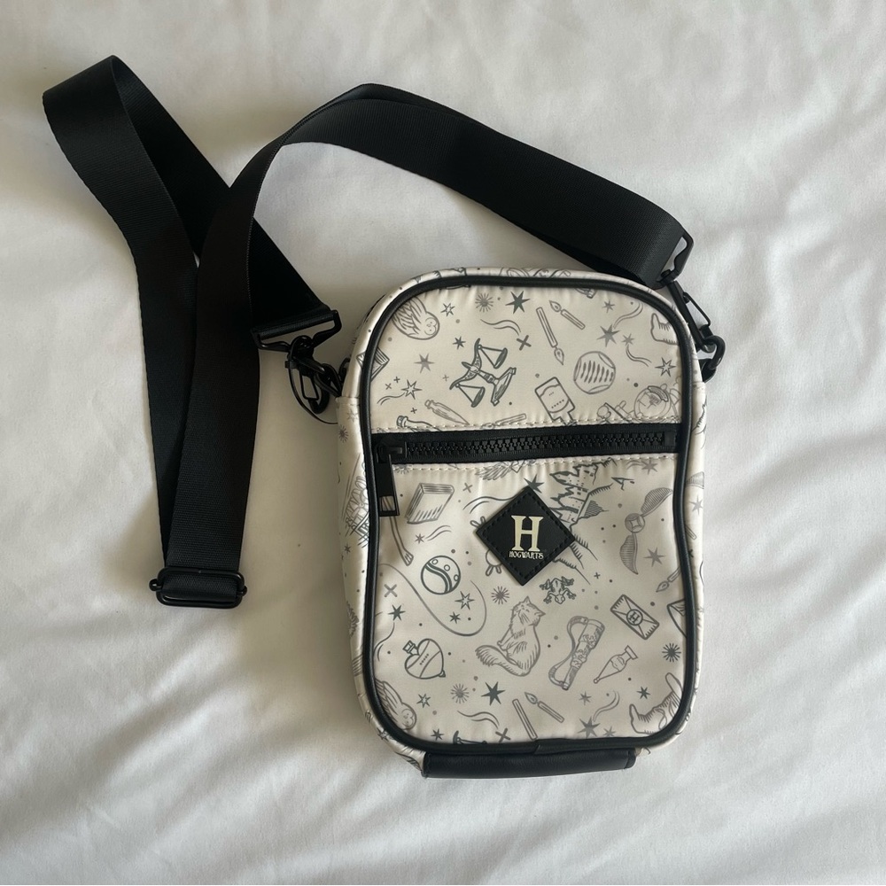 Harry Potter Hedwig Bioworld Passport Crossbody Adjustable Strap Bag